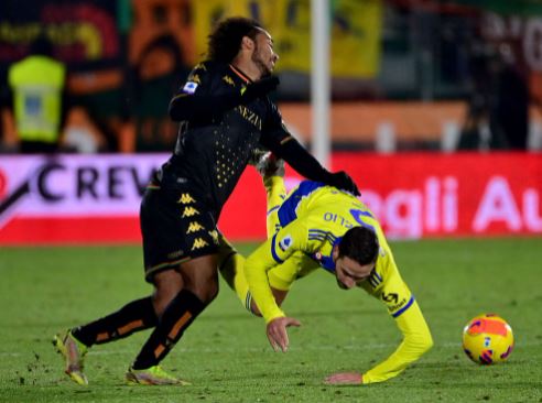 威尼斯球员吉安卢卡·布西奥（左）在联赛中与尤文图斯球员马蒂亚·德西格里奥打架。